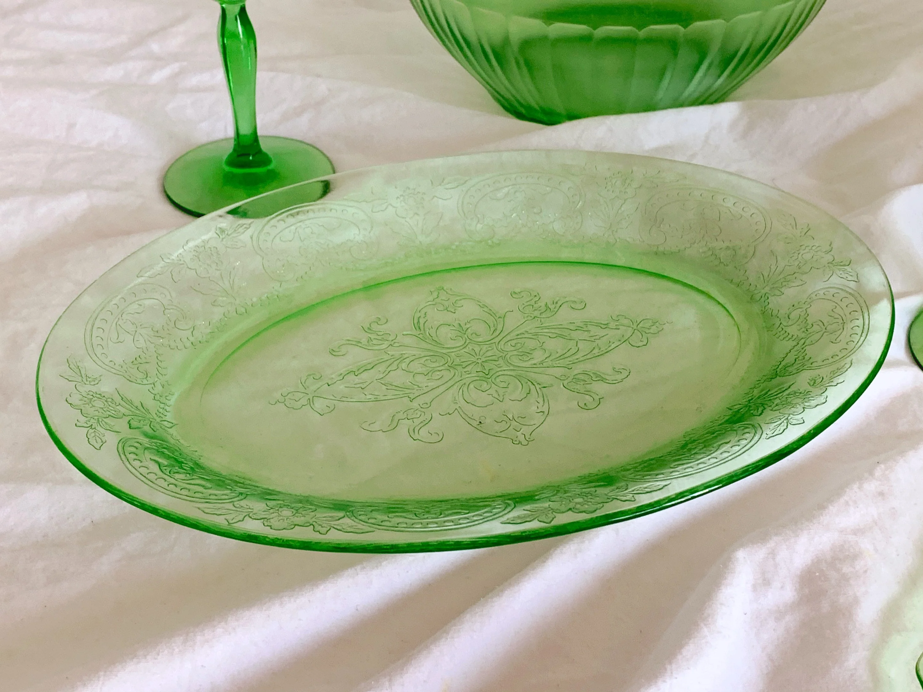 Variety of Vintage 1930s Green Depression Glass Serving Bowls, Plates, Dessert Platter and Cup - Image 9